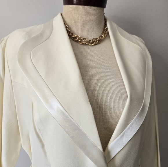 Alexis Cream Women's Blazer with Satin Trim. Size 12 - Picture 3 of 13